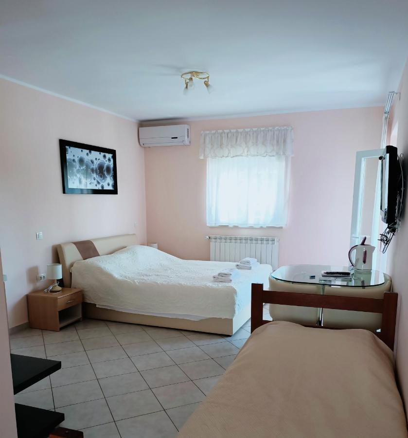 Aparthotel Viola Pjescana Uvala Exterior photo