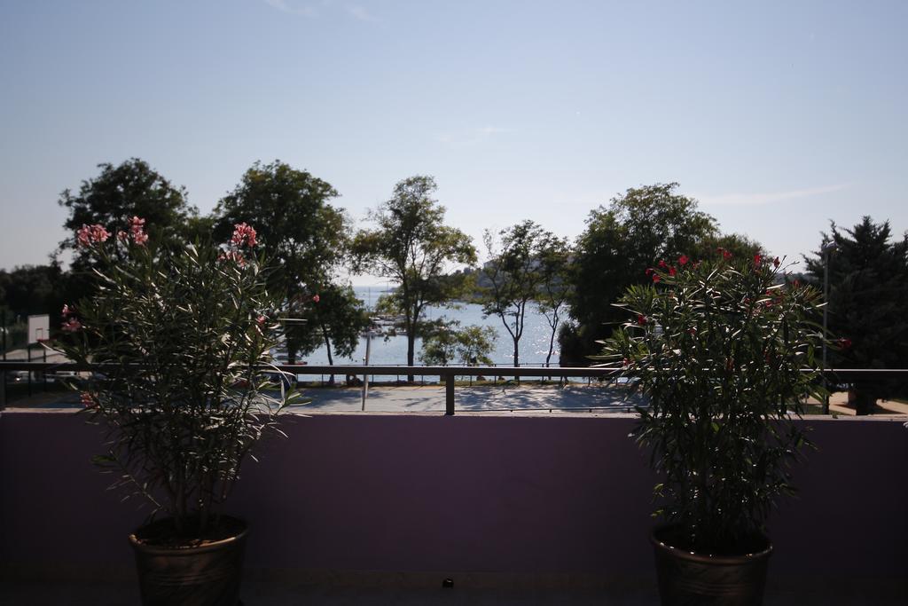 Aparthotel Viola Pjescana Uvala Exterior photo