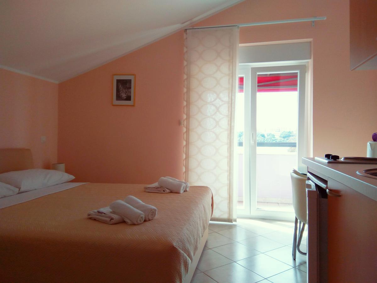 Aparthotel Viola Pjescana Uvala Exterior photo