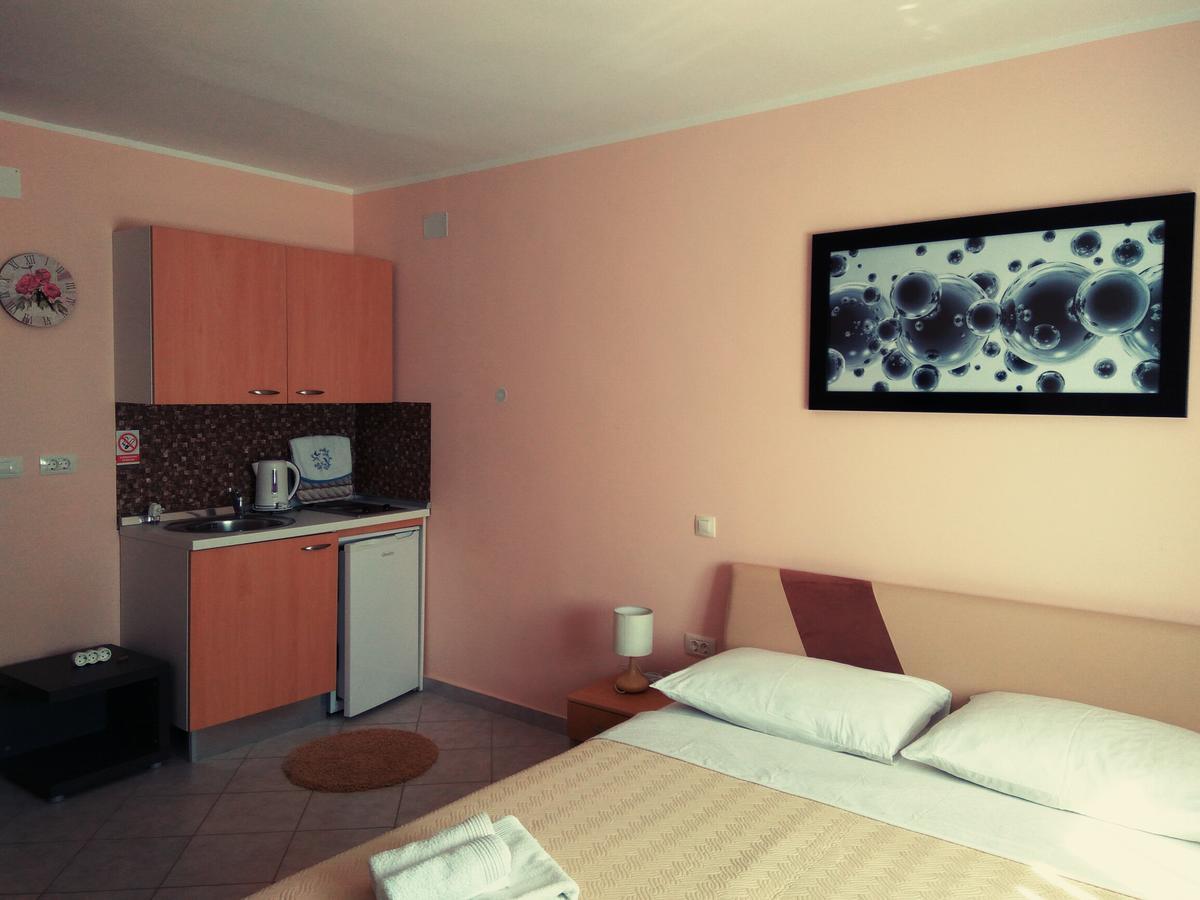 Aparthotel Viola Pjescana Uvala Exterior photo