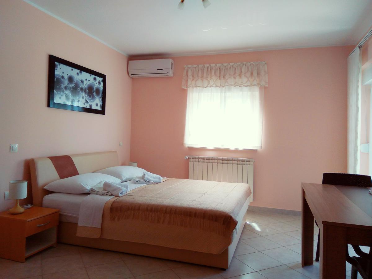 Aparthotel Viola Pjescana Uvala Exterior photo