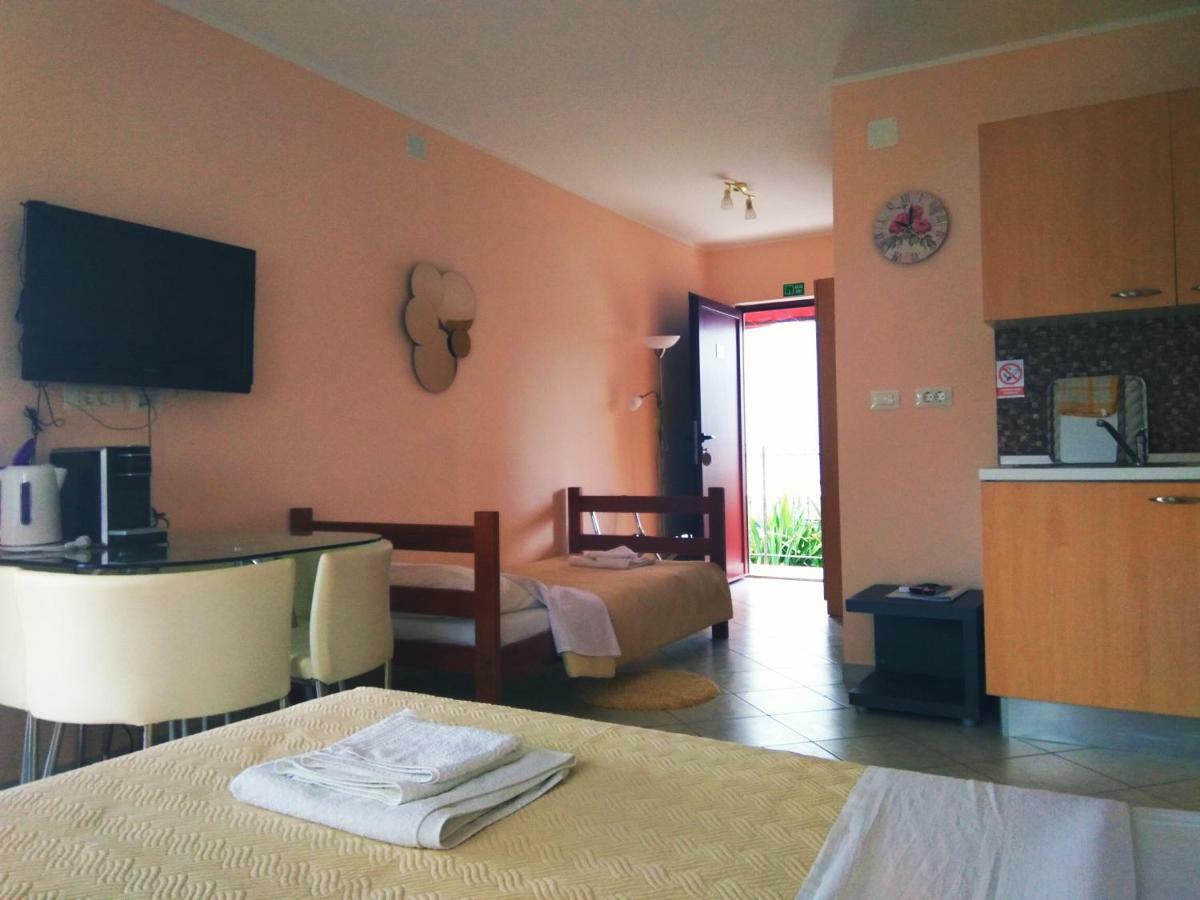 Aparthotel Viola Pjescana Uvala Exterior photo