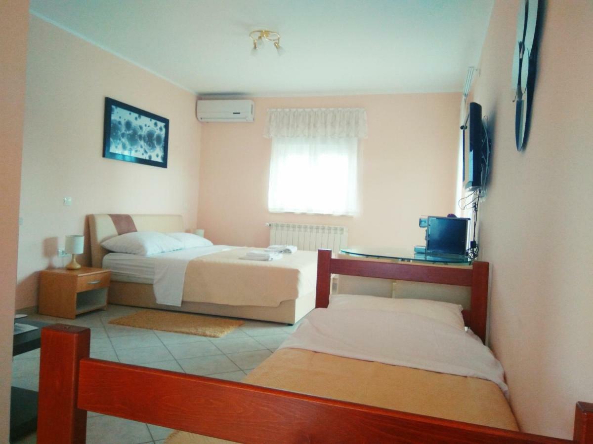 Aparthotel Viola Pjescana Uvala Exterior photo