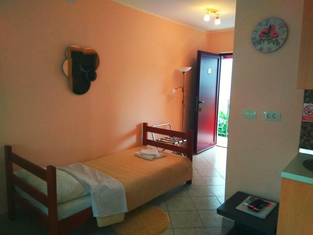 Aparthotel Viola Pjescana Uvala Exterior photo
