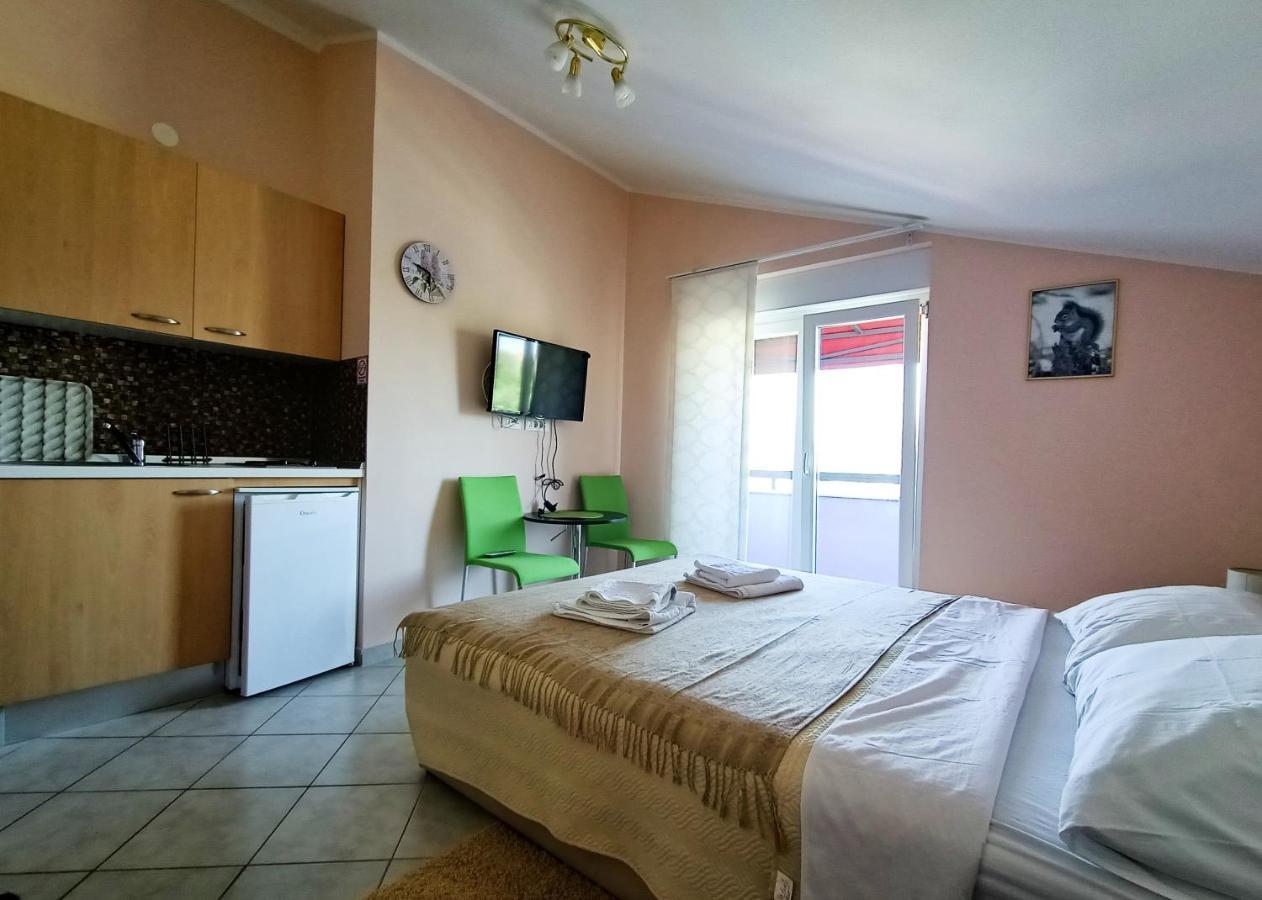 Aparthotel Viola Pjescana Uvala Exterior photo